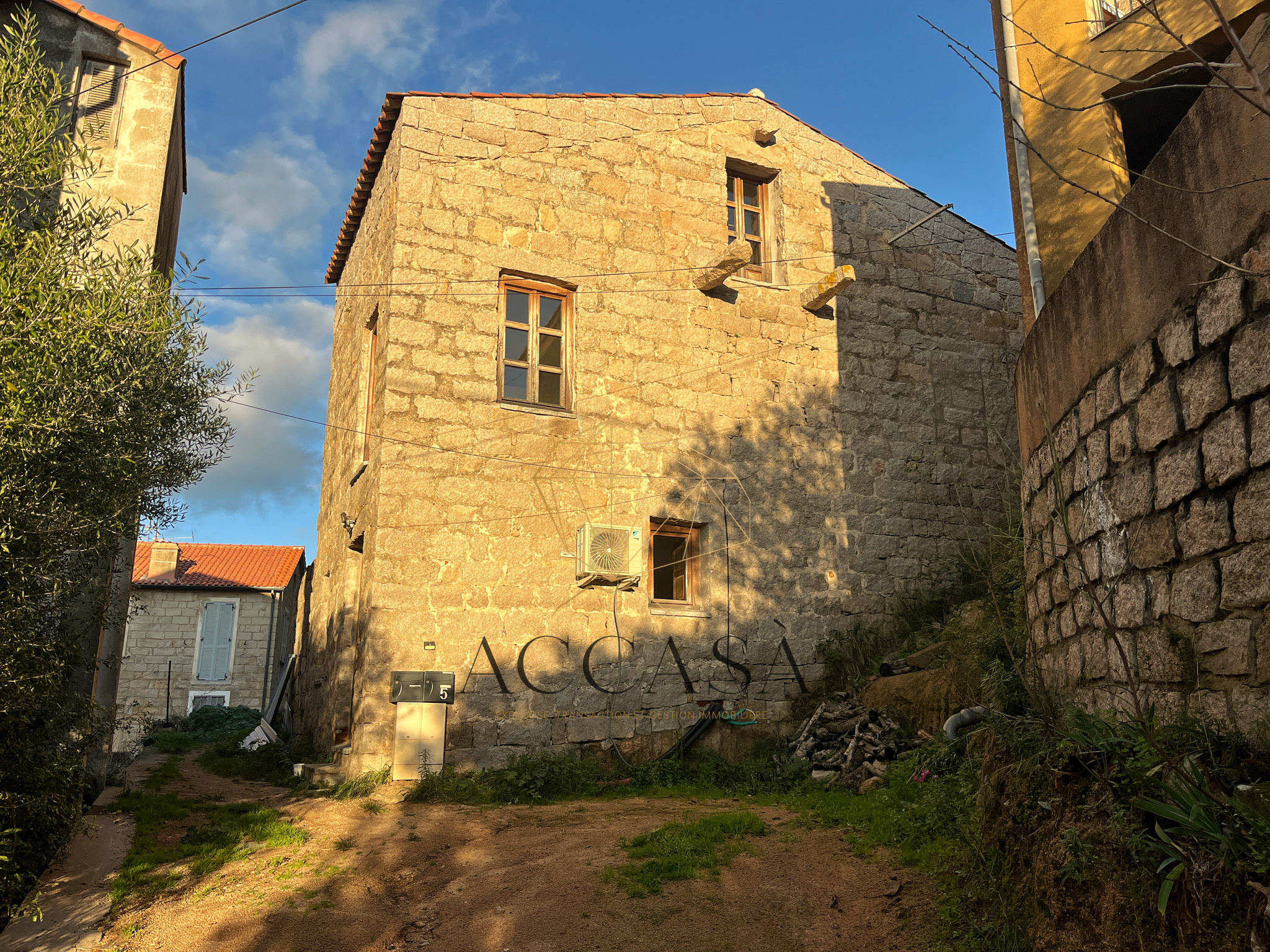 Maison de village en granit entièrement rénovée, sur 400 m2 de terrain dans le centre village de Figari