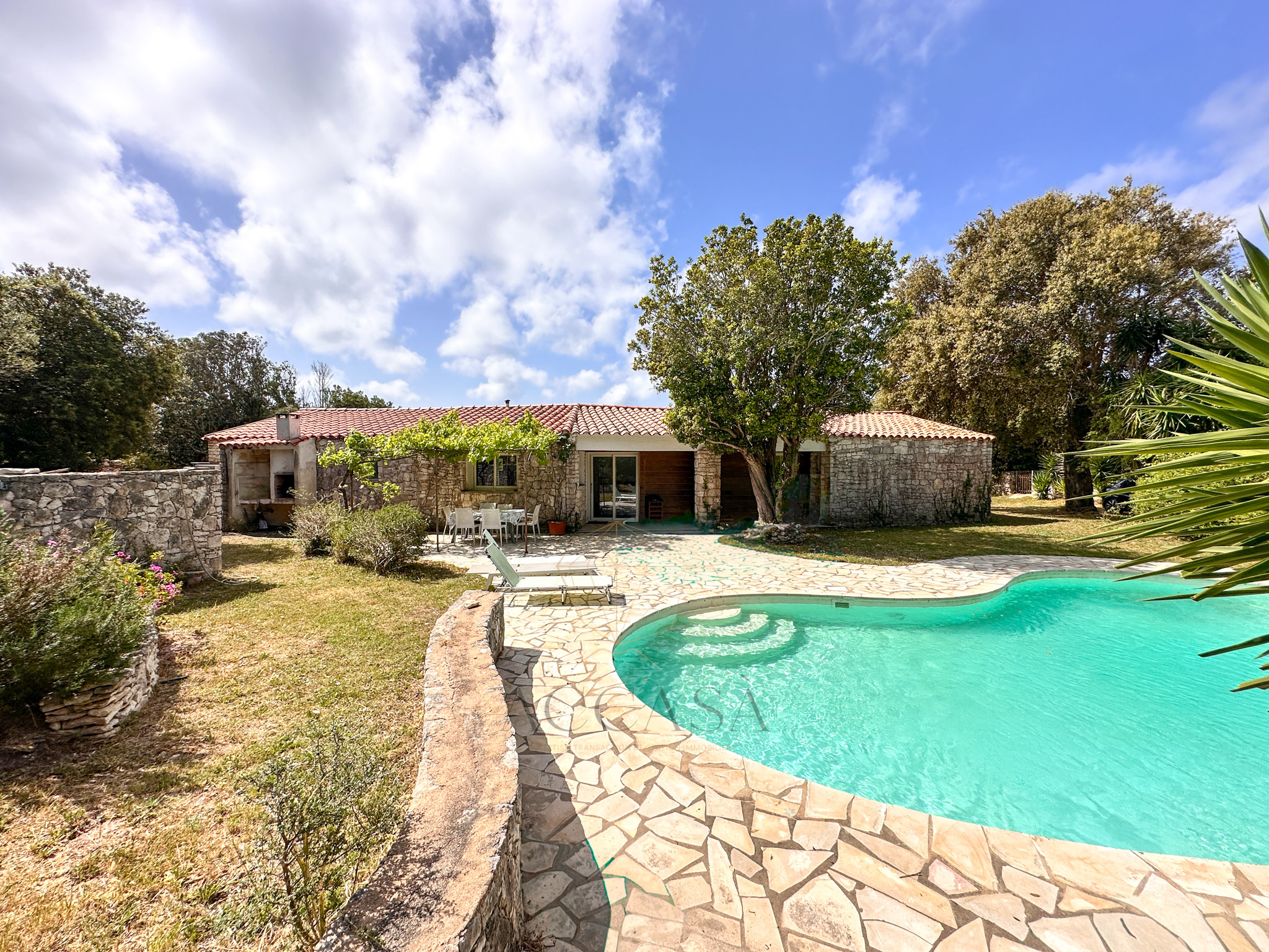 Propriété à Bonifacio : villa T4 avec piscine et dépendance T3 - sur grand terrain au calme