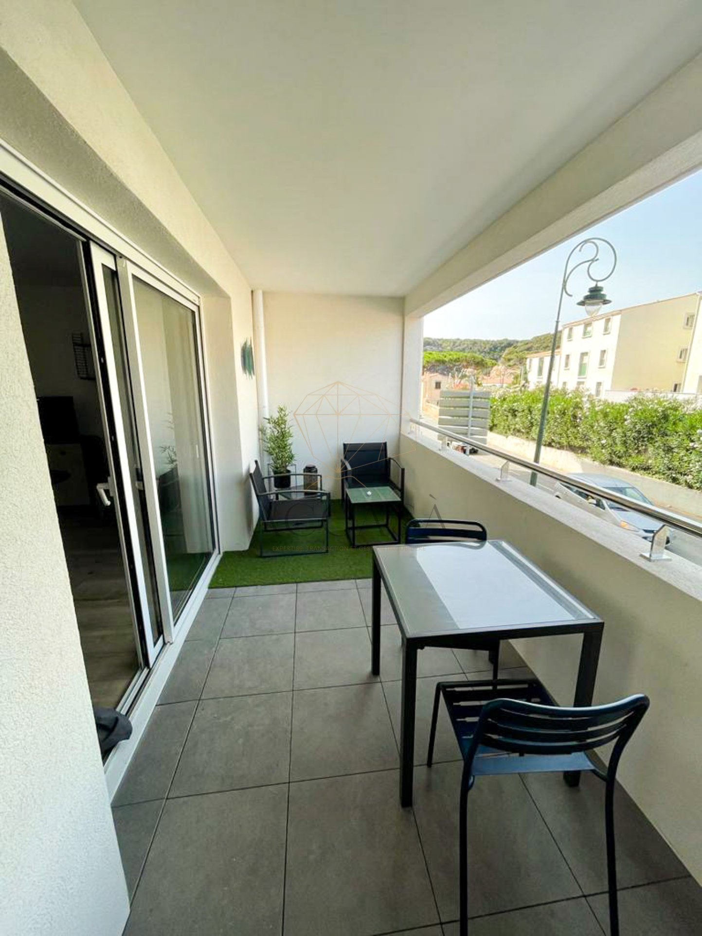 Studio dans immeuble récent avec ascenseur, parking privatif et terrasse couverte, port de Bonifacio à pied